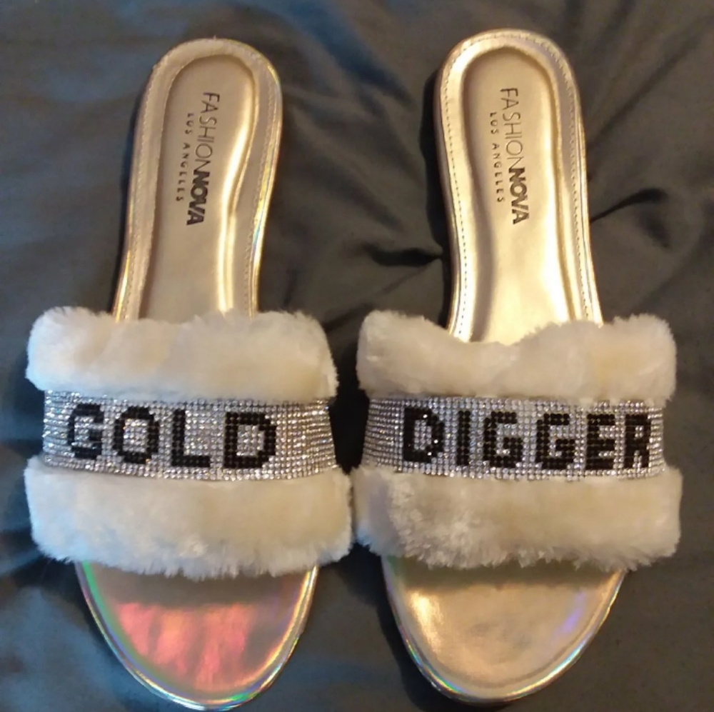 Fashion Nova I love gold sliders